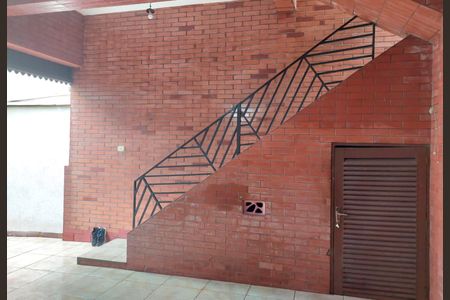 Casa à venda com 216m², 5 quartos e 3 vagas Casa à venda com 216m², 5 quartos e 3 vagasÁrea Externa