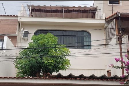 Casa à venda com 216m², 5 quartos e 3 vagas Casa à venda com 216m², 5 quartos e 3 vagasFachada