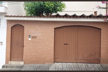 Casa à venda com 216m², 5 quartos e 3 vagas Casa à venda com 216m², 5 quartos e 3 vagasFachada