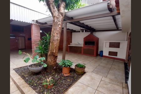 Casa à venda com 216m², 5 quartos e 3 vagas Casa à venda com 216m², 5 quartos e 3 vagasÁrea Externa