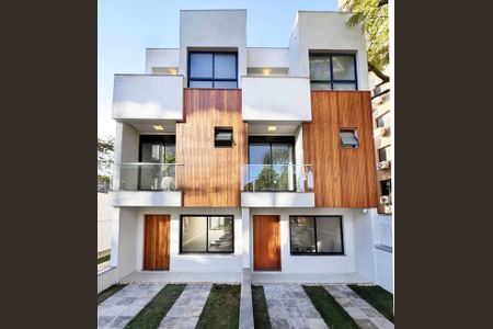 Casa de condomínio à venda com 167m², 3 quartos e 2 vagas Casa de condomínio à venda com 167m², 3 quartos e 2 vagasFachada