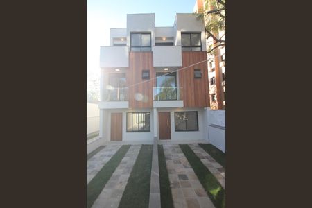 Casa de condomínio à venda com 167m², 3 quartos e 2 vagas Casa de condomínio à venda com 167m², 3 quartos e 2 vagasFachada