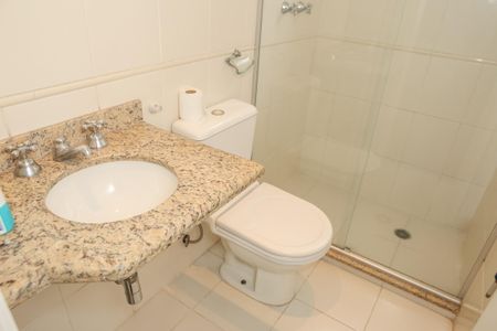 Apartamento à venda com 133m², 3 quartos e 3 vagasBanheiro da Suíte 2