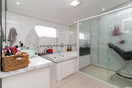 Casa para alugar com 295m², 3 quartos e 3 vagas Casa para alugar com 295m², 3 quartos e 3 vagasBanheiro da Suíte 2