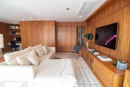 Apartamento à venda com 131m², 2 quartos e 3 vagasSala