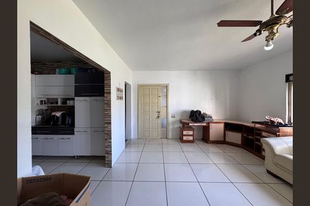Casa à venda com 300m², 4 quartos e 2 vagas Casa à venda com 300m², 4 quartos e 2 vagasSala