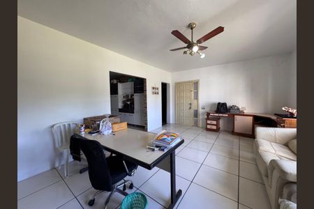 Casa à venda com 300m², 4 quartos e 2 vagas Casa à venda com 300m², 4 quartos e 2 vagasSala