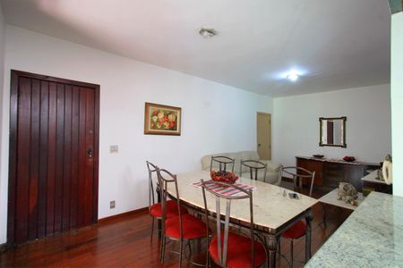 Casa para alugar com 245m², 5 quartos e 6 vagasSala