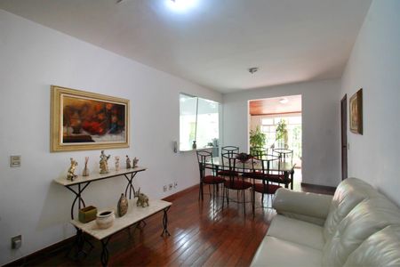 Casa para alugar com 245m², 5 quartos e 6 vagasSala