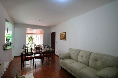 Casa para alugar com 245m², 5 quartos e 6 vagasSala