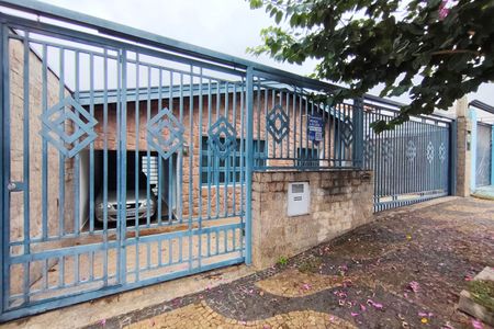 Casa à venda com 297m², 3 quartos e 3 vagas Casa à venda com 297m², 3 quartos e 3 vagasFachada