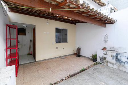 Casa à venda com 122m², 2 quartos e 2 vagasQuintal