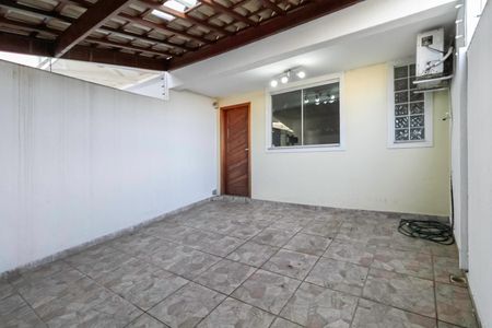 Casa à venda com 122m², 2 quartos e 2 vagasFachada