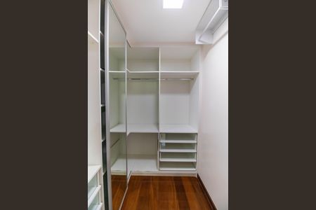 Casa à venda com 600m², 6 quartos e 5 vagas Casa à venda com 600m², 6 quartos e 5 vagasCloset da suíte 2