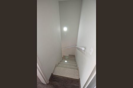 Casa à venda com 70m², 2 quartos e 2 vagasEscada