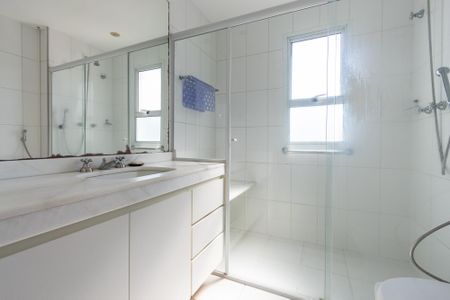 Apartamento à venda com 180m², 4 quartos e 4 vagasBanheiro 2