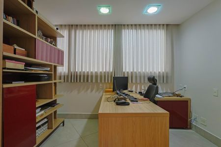 Apartamento à venda com 260m², 4 quartos e 2 vagasEscritório