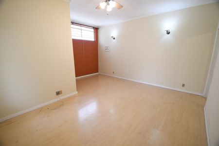 Casa à venda com 230m², 3 quartos e 2 vagasSala