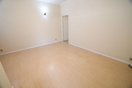 Casa à venda com 230m², 3 quartos e 2 vagasSala