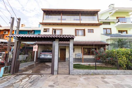 Casa à venda com 375m², 3 quartos e 4 vagas Casa à venda com 375m², 3 quartos e 4 vagasFachada