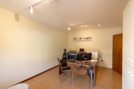 Casa à venda com 375m², 3 quartos e 4 vagas Casa à venda com 375m², 3 quartos e 4 vagasEscritório