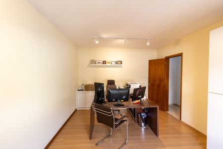 Casa à venda com 375m², 3 quartos e 4 vagas Casa à venda com 375m², 3 quartos e 4 vagasEscritório