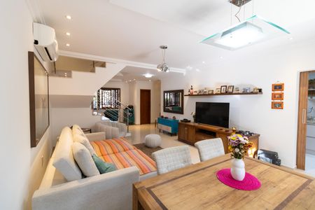 Casa à venda com 375m², 3 quartos e 4 vagas Casa à venda com 375m², 3 quartos e 4 vagasSala