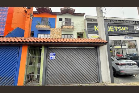 Casa à venda com 130m², 3 quartos e 3 vagas Casa à venda com 130m², 3 quartos e 3 vagasFachada