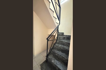 Casa à venda com 130m², 3 quartos e 3 vagas Casa à venda com 130m², 3 quartos e 3 vagasEscada