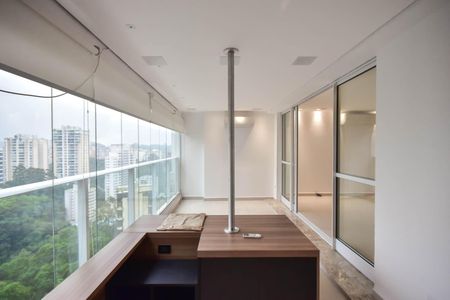 Apartamento à venda com 213m², 4 quartos e 4 vagasVaranda 1