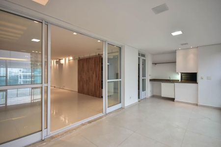 Apartamento à venda com 213m², 4 quartos e 4 vagasVaranda 2