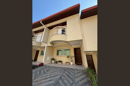 Casa à venda com 104m², 3 quartos e 2 vagas Casa à venda com 104m², 3 quartos e 2 vagasFachada