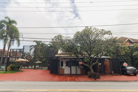 Casa de condomínio à venda com 320m², 7 quartos e 2 vagas Casa de condomínio à venda com 320m², 7 quartos e 2 vagasFachada e Portaria