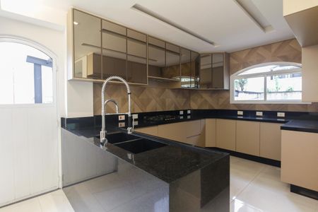 Casa de condomínio à venda com 320m², 7 quartos e 2 vagas Casa de condomínio à venda com 320m², 7 quartos e 2 vagasCozinha