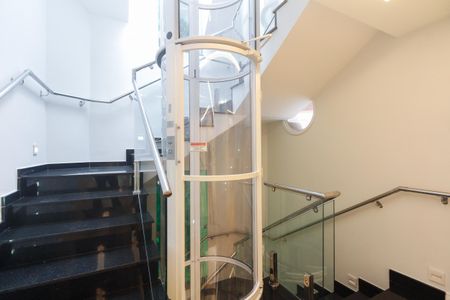 Casa de condomínio à venda com 320m², 7 quartos e 2 vagas Casa de condomínio à venda com 320m², 7 quartos e 2 vagasEscada de Acesso e Elevador