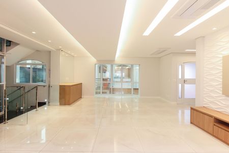 Casa de condomínio à venda com 320m², 7 quartos e 2 vagas Casa de condomínio à venda com 320m², 7 quartos e 2 vagasSala