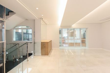 Casa de condomínio à venda com 320m², 7 quartos e 2 vagas Casa de condomínio à venda com 320m², 7 quartos e 2 vagasSala