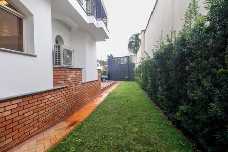 Casa de condomínio à venda com 320m², 7 quartos e 2 vagas Casa de condomínio à venda com 320m², 7 quartos e 2 vagasQuintal