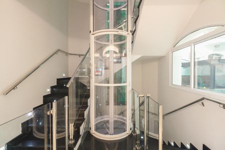 Casa de condomínio à venda com 320m², 7 quartos e 2 vagas Casa de condomínio à venda com 320m², 7 quartos e 2 vagasEscada de Acesso e Elevador