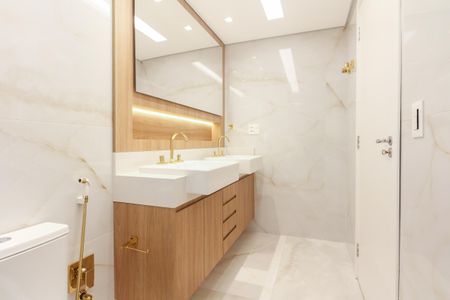 Casa de condomínio à venda com 320m², 7 quartos e 2 vagas Casa de condomínio à venda com 320m², 7 quartos e 2 vagasBanheiro Suíte 2