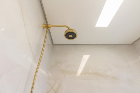 Casa de condomínio à venda com 320m², 7 quartos e 2 vagas Casa de condomínio à venda com 320m², 7 quartos e 2 vagasBanheiro Suíte 2