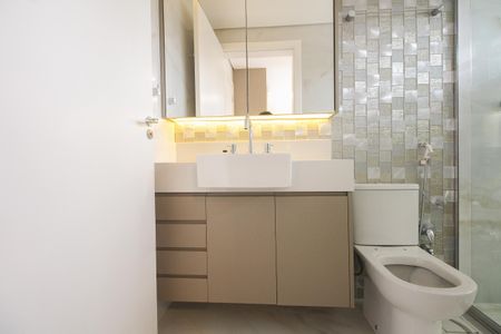 Casa de condomínio à venda com 320m², 7 quartos e 2 vagas Casa de condomínio à venda com 320m², 7 quartos e 2 vagasBanheiro Suíte 4