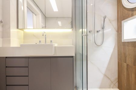 Casa de condomínio à venda com 320m², 7 quartos e 2 vagas Casa de condomínio à venda com 320m², 7 quartos e 2 vagasBanheiro Suíte 5