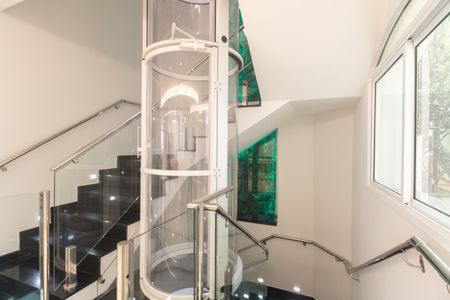 Casa de condomínio à venda com 320m², 7 quartos e 2 vagas Casa de condomínio à venda com 320m², 7 quartos e 2 vagasEscada de Acesso e Elevador