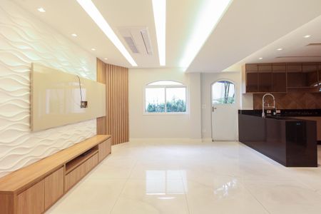 Casa de condomínio à venda com 320m², 7 quartos e 2 vagas Casa de condomínio à venda com 320m², 7 quartos e 2 vagasSala