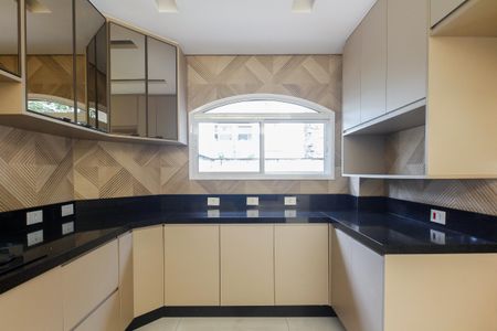 Casa de condomínio à venda com 320m², 7 quartos e 2 vagas Casa de condomínio à venda com 320m², 7 quartos e 2 vagasCozinha