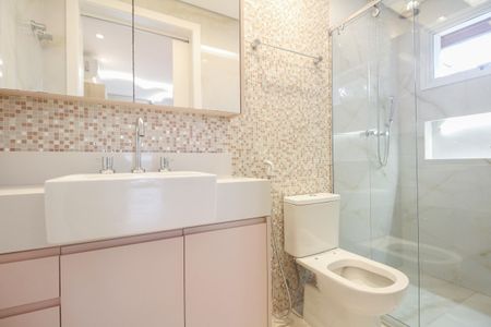 Casa de condomínio à venda com 320m², 7 quartos e 2 vagas Casa de condomínio à venda com 320m², 7 quartos e 2 vagasBanheiro Suíte 3