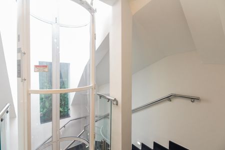 Casa de condomínio à venda com 320m², 7 quartos e 2 vagas Casa de condomínio à venda com 320m², 7 quartos e 2 vagasEscada de Acesso e Elevador