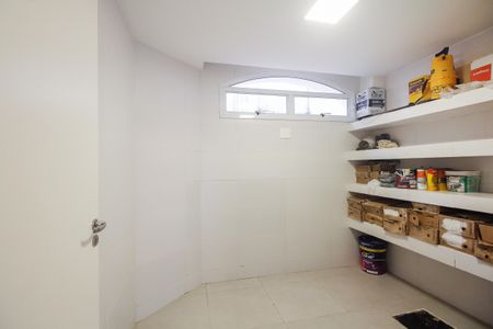 Casa de condomínio à venda com 320m², 7 quartos e 2 vagas Casa de condomínio à venda com 320m², 7 quartos e 2 vagasÁrea de Serviço - Despensa