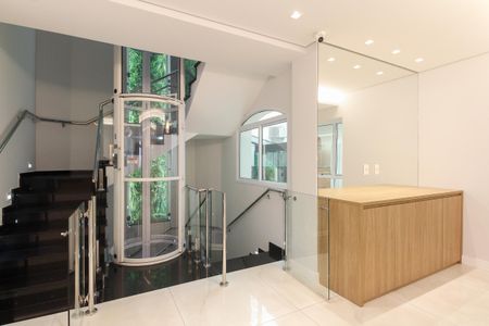 Casa de condomínio à venda com 320m², 7 quartos e 2 vagas Casa de condomínio à venda com 320m², 7 quartos e 2 vagasSala